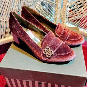 Bandolino 7.5 emblem crushed velvet Maroon loafer shoes